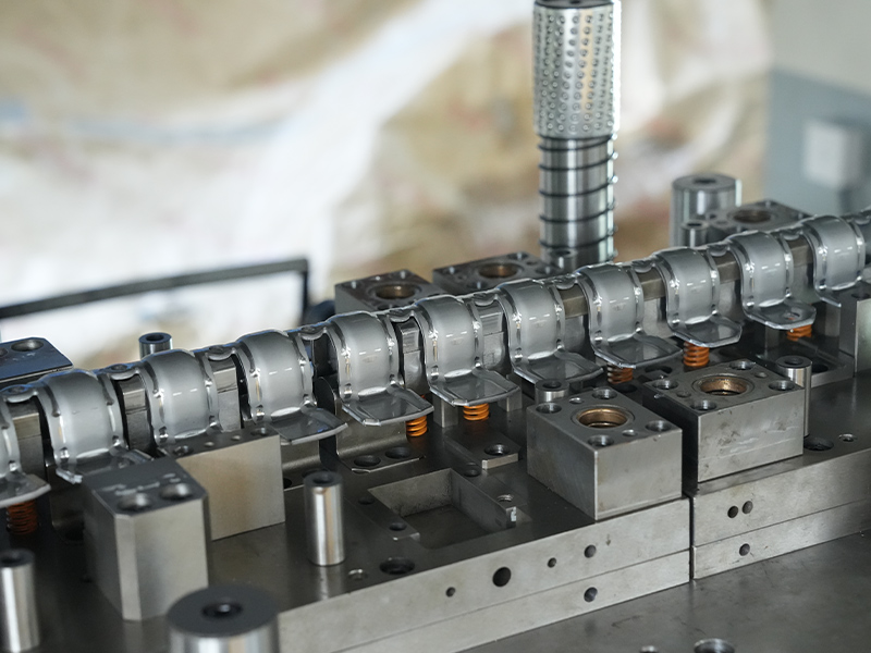 Điều gì xảy ra bên trong một nhà máy để làm các bộ phận dập kim loại?